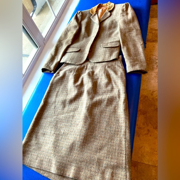 Saks Fifth Avenue Dresses & Skirts - RARE & BURBERRY ESQUE Saks fifth avenues ladies suit SZ 7.  Skirt & lined jacket